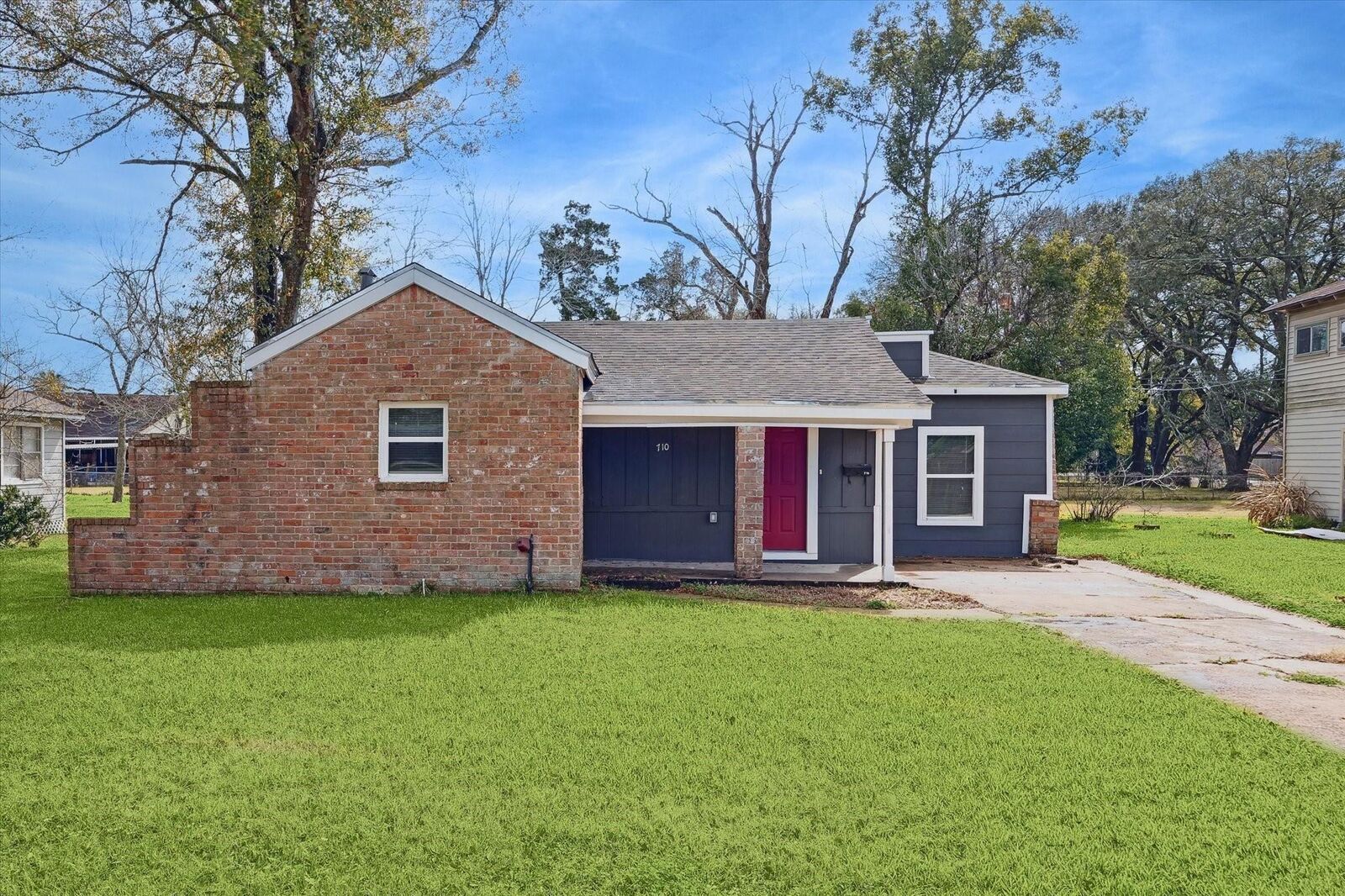 Property Photo:  710 E Magnolia Street  TX 77515 