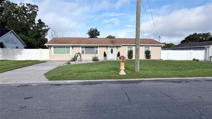 Property Photo:  7518 Blossom Avenue  FL 33614 