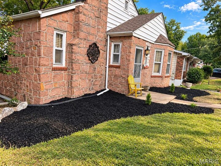 Property Photo:  715 E Jackson Road  MO 63119 