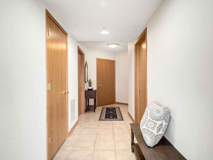 Property Photo: 1 N Beacon Place 404 IL 60525