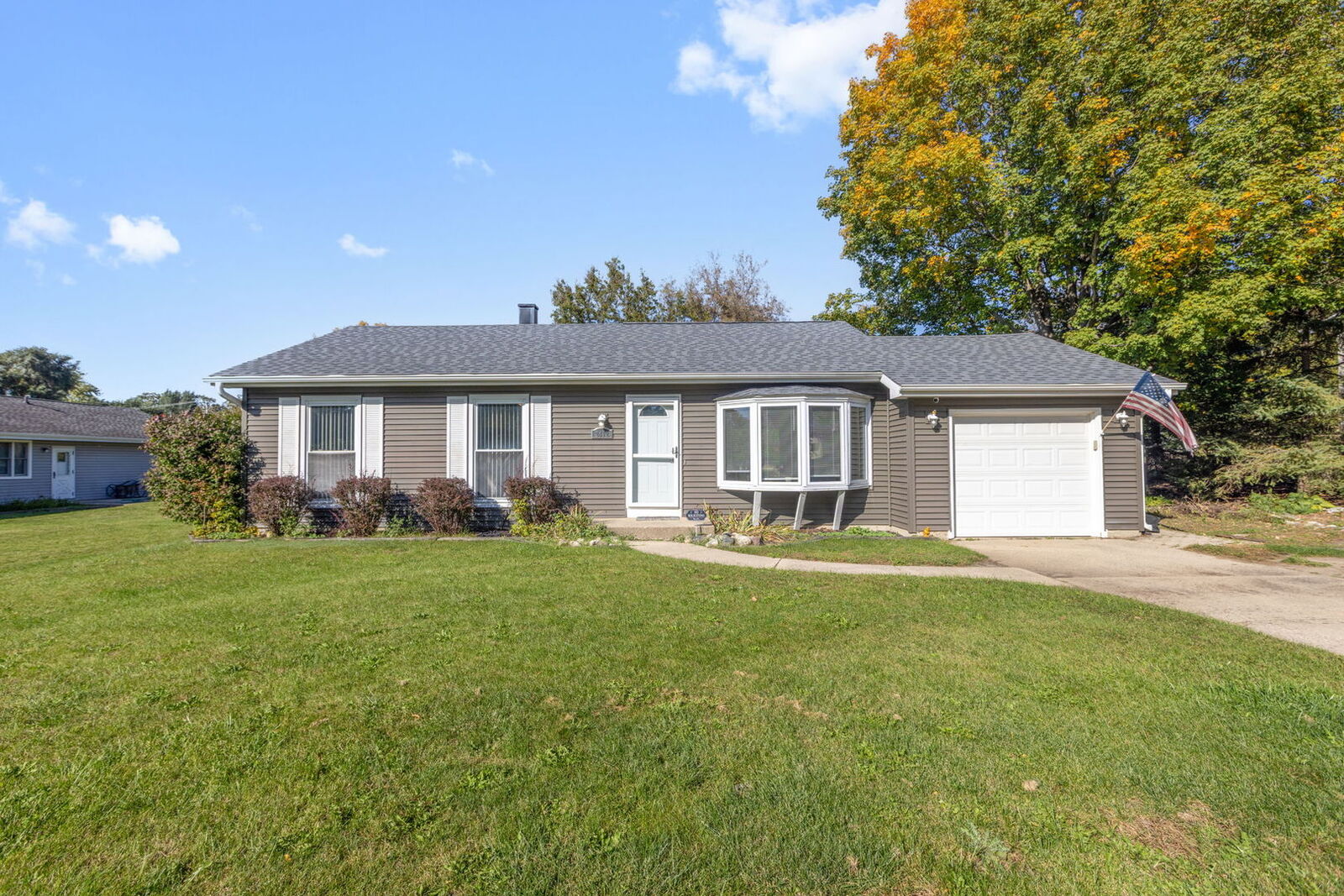 Property Photo:  2412 W Fairview Lane  IL 60051 