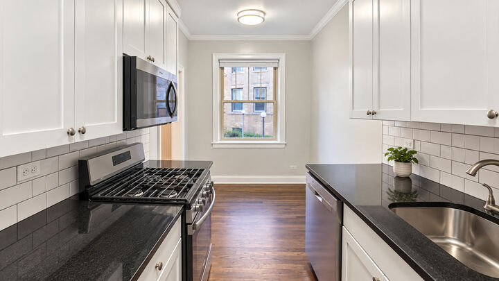 Property Photo: 905 W Altgeld Street 1A IL 60614