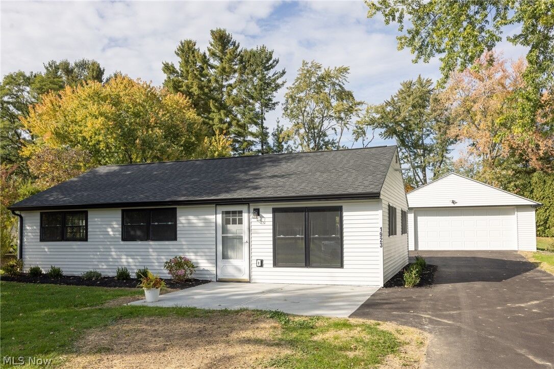 Property Photo:  1923 Hillsdale Drive  OH 44087 