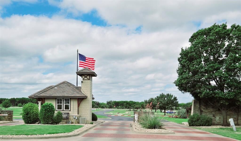 Property Photo: 8200 E Dalmahoy Court TX 76033