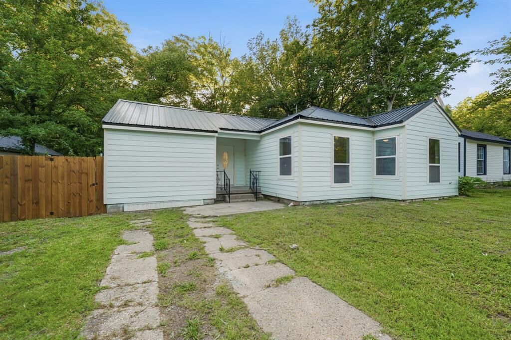 Property Photo:  1103 Bell Drive  TX 75401 
