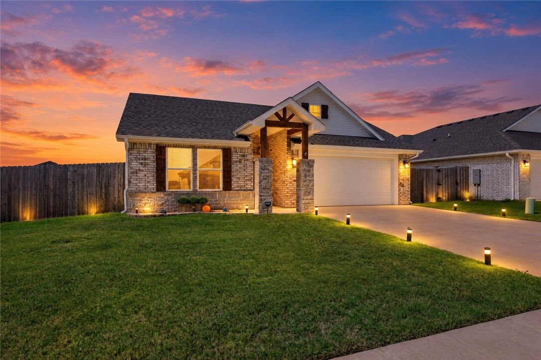 Property Photo:  637 Lewis Street  AR 72751 