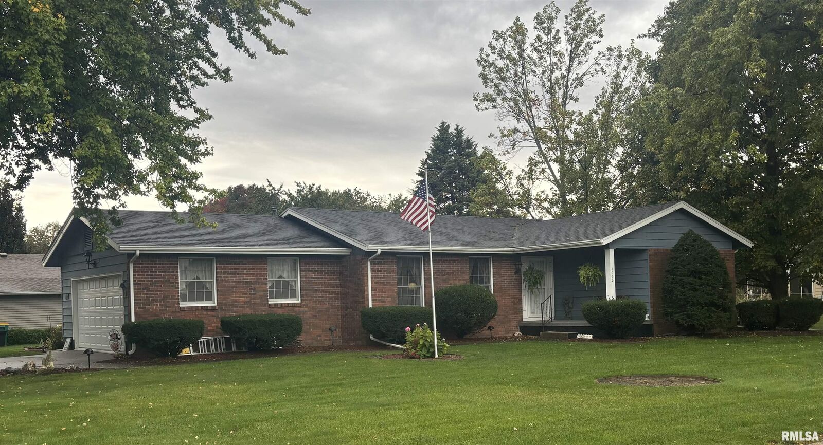 Property Photo:  1650 Woodbine Circle North  IL 61401 