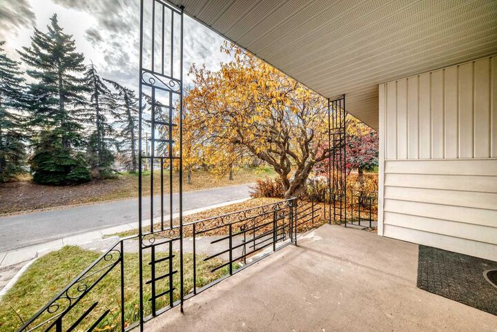 Property Photo:  2208 Capitol Hill Crescent NW  AB T2M 4B9 
