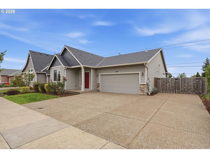 Property Photo: 807 NE Pintail St OR 97381