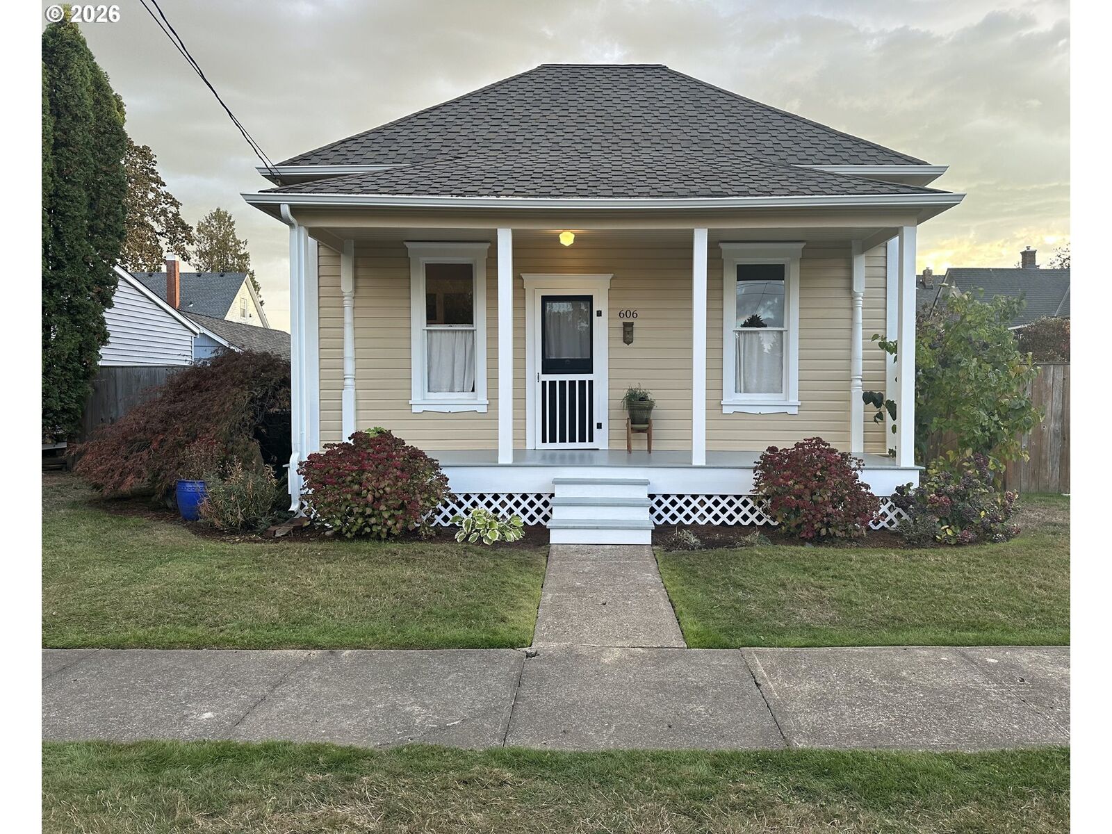 Property Photo: 606 E Franklin St OR 97132