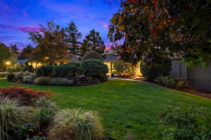 Property Photo:  2325  88th Avenue NE  WA 98004 