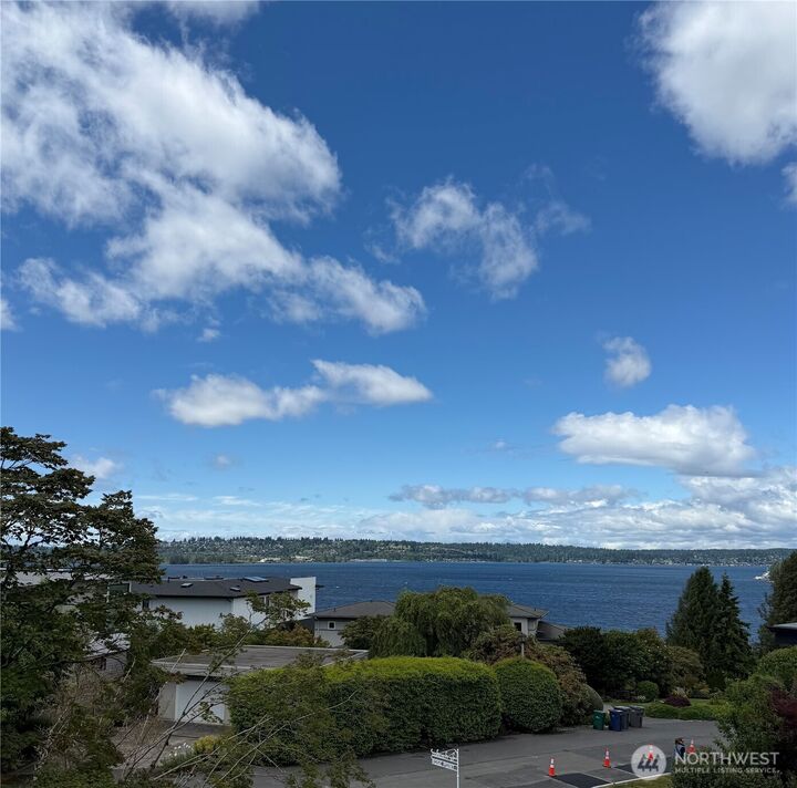Property Photo: 916 18th Avenue W WA 98033
