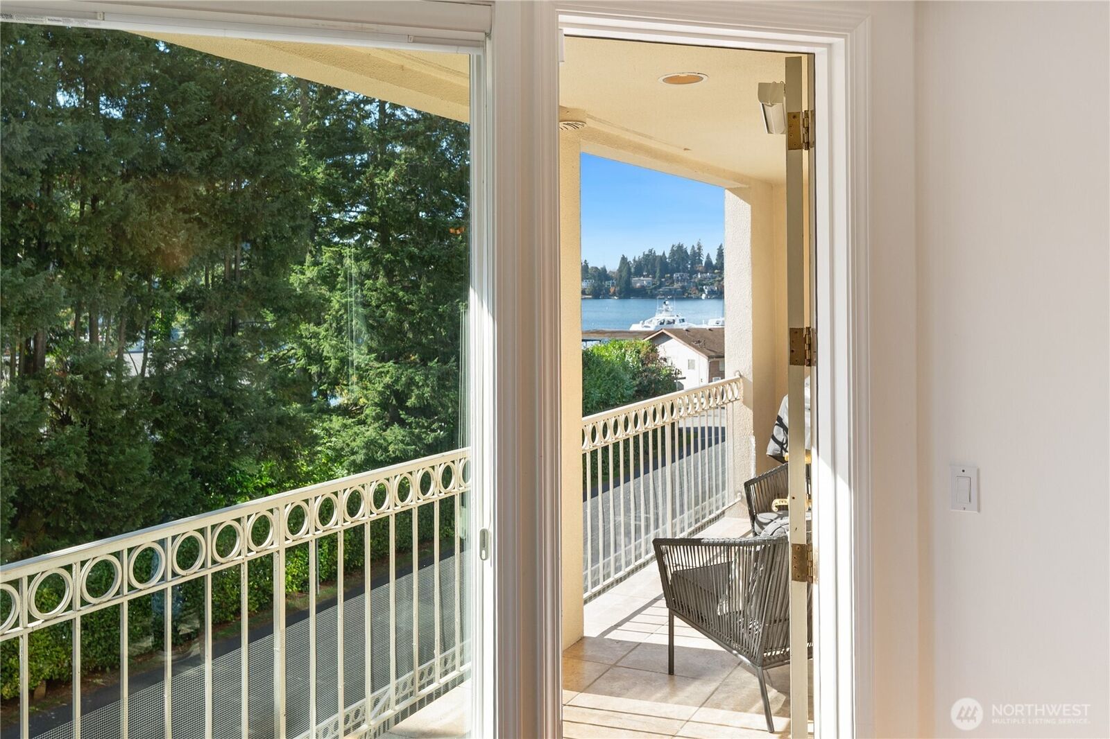 Property Photo: 10000 Meydenbauer Way SE 5 WA 98004