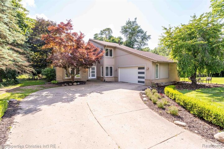 Property Photo:  2766 Acorn Road  MI 48302 