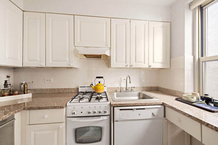 Property Photo:  424 E 52nd Street 4D  NY 10022 