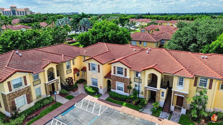 Property Photo: 1490 NE 33rd Rd 104-18 FL 33033