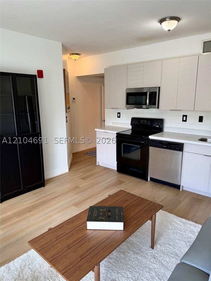 Property Photo: 611 11th St 105 FL 33139