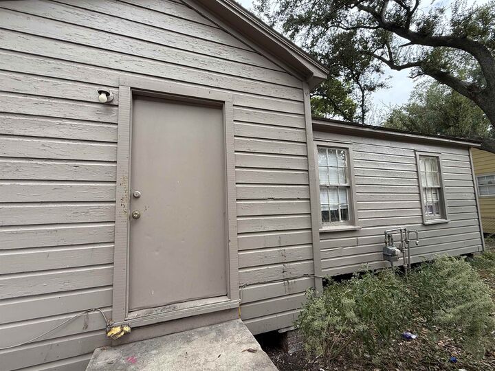 Property Photo: 540 Dewey Street TX 77705