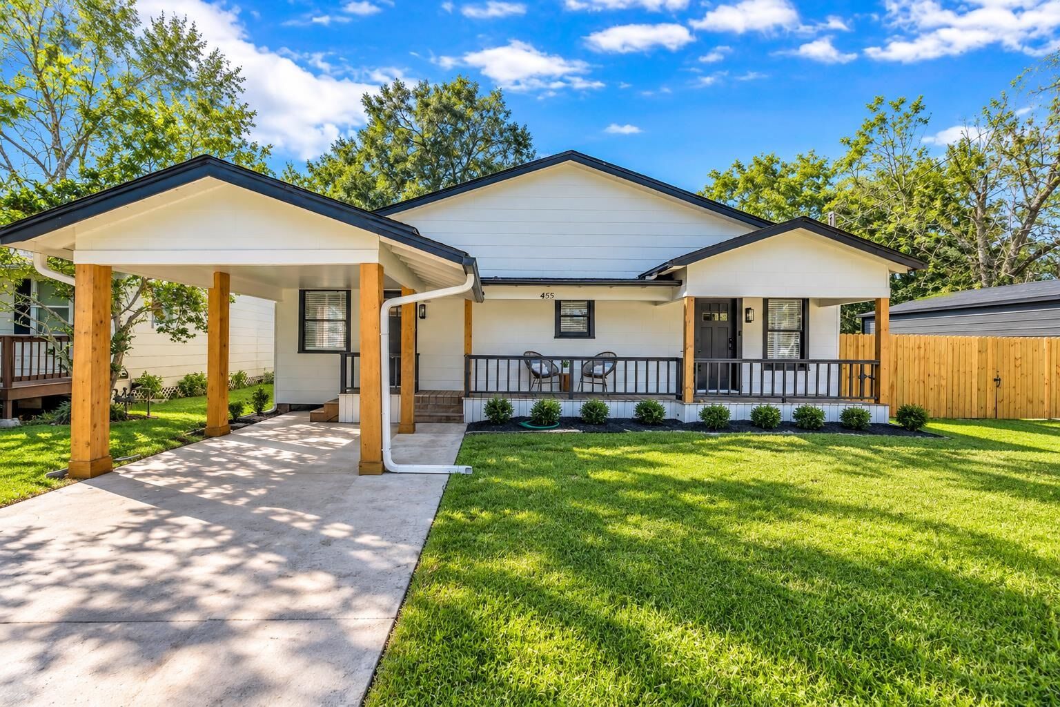Property Photo: 455 W Hooks St TX 77659