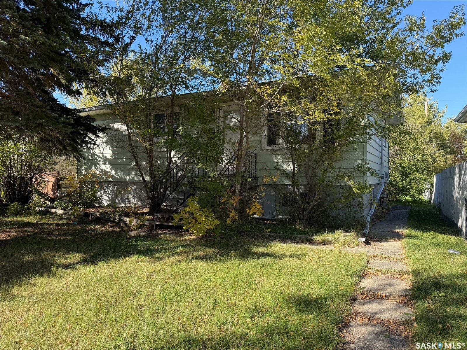 Property Photo:  4712 4th Avenue  SK S4T 0J1 