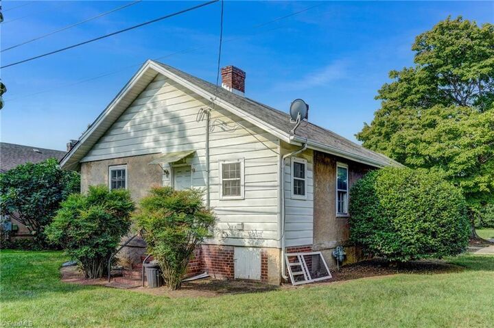 Property Photo:  2502 Cypress Street  NC 27405 
