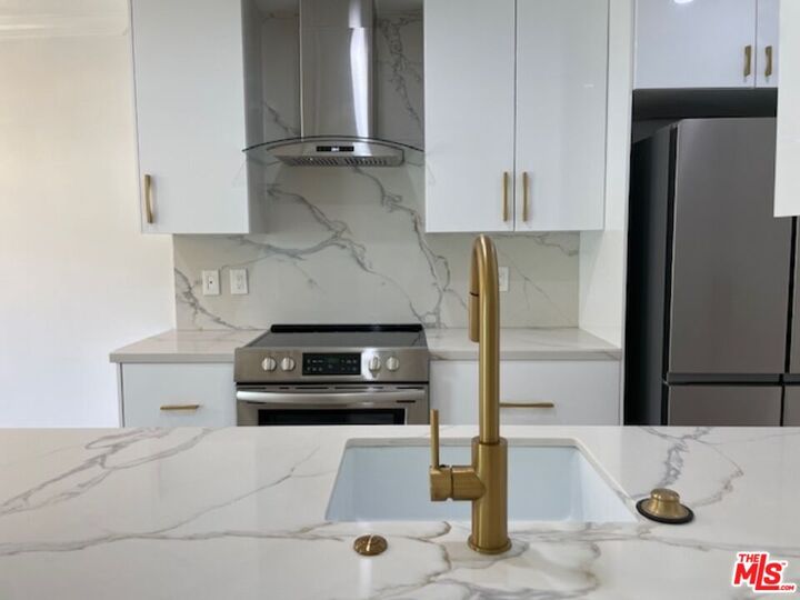 Property Photo: 1222 N Olive Dr, Unit 201 CA 90069