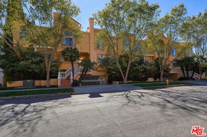 Property Photo: 11112 La Maida St, Unit 14 CA 91601