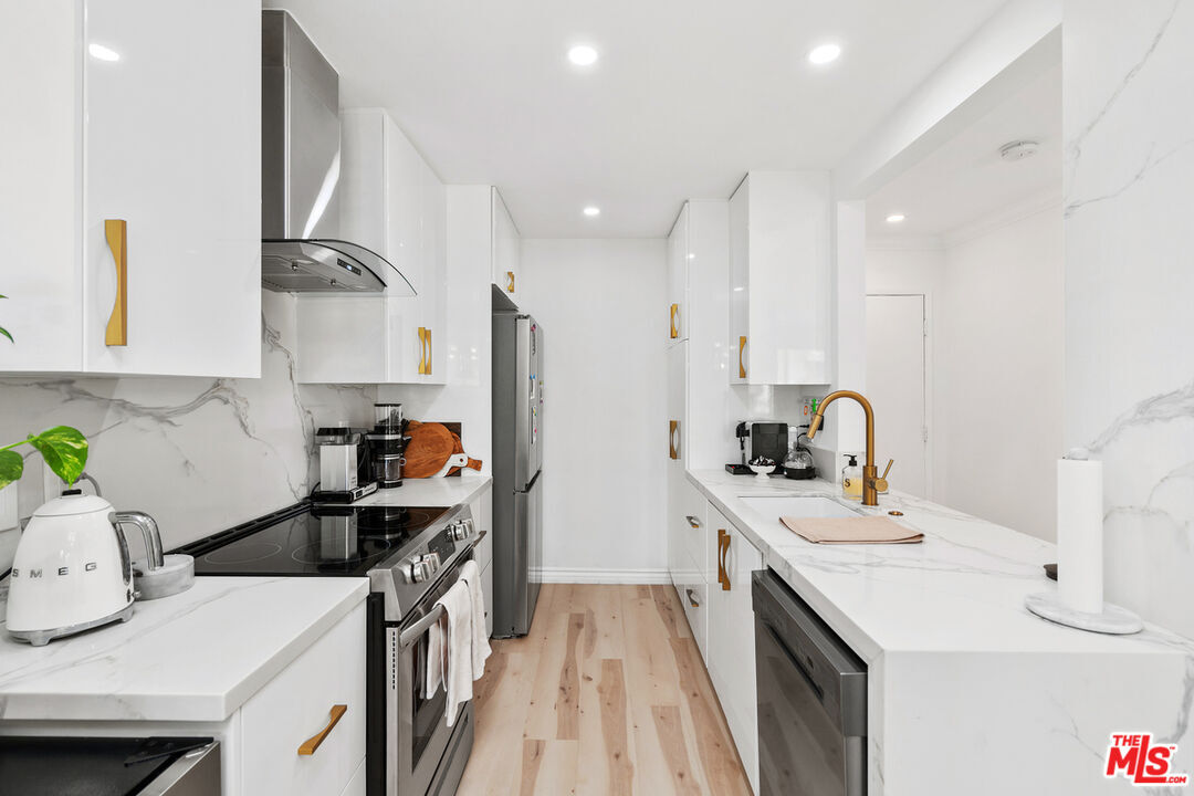 Property Photo: 1222 N Olive Dr, Unit 201 CA 90069