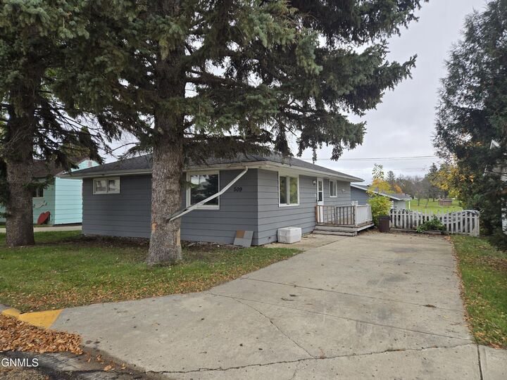 Property Photo:  509 2nd Avenue NW  ND 58413 
