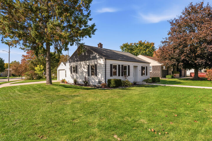 Property Photo:  1203 Roseland Dr  WI 53040 