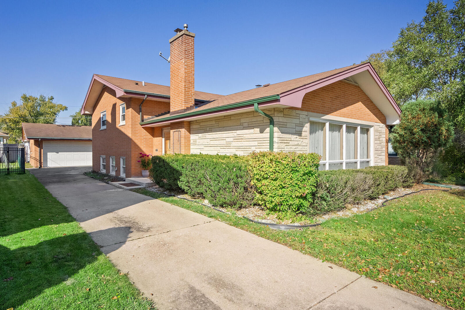 Property Photo: 1542 Raymond Avenue IL 60526