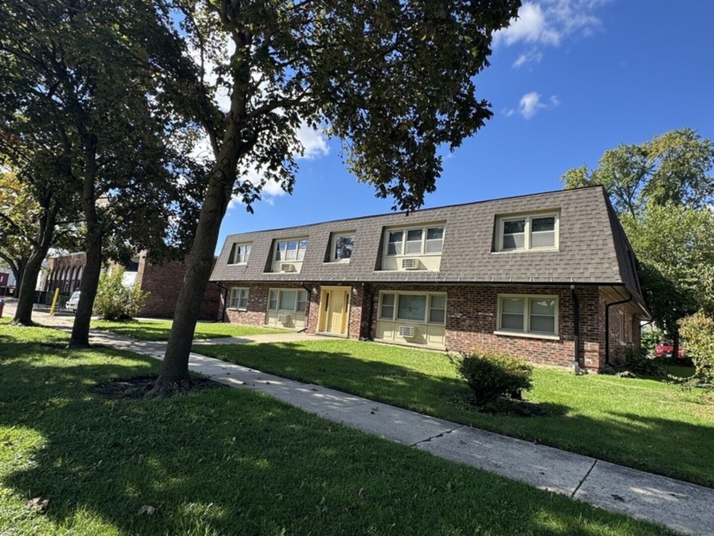 Property Photo: 4612 Forest Avenue 6 IL 60513