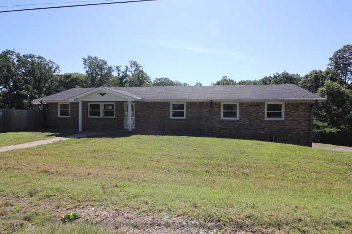 Property Photo: 310 Dogwood Dr TN 37061