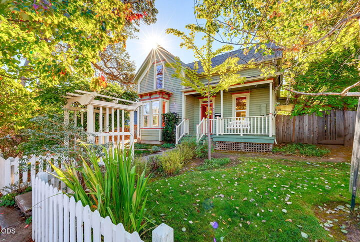 Property Photo: 726 Iowa Street OR 97520