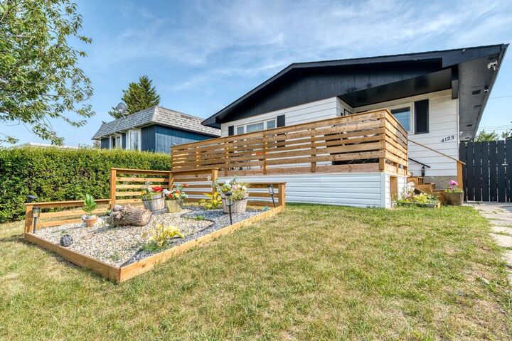Property Photo:  4123 30 Avenue SE  AB T2B 0H3 