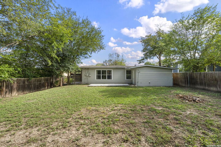 Property Photo: 423 Karen Ln TX 78209