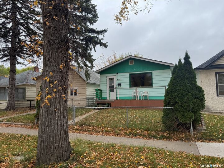 Property Photo:  815 I Avenue S  SK S7M 1Z2 