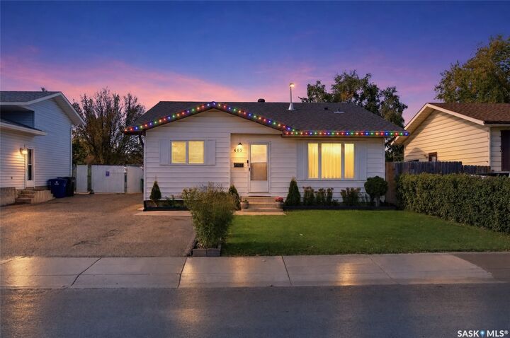 Property Photo:  403 Sherry Crescent  SK S7M 5R9 