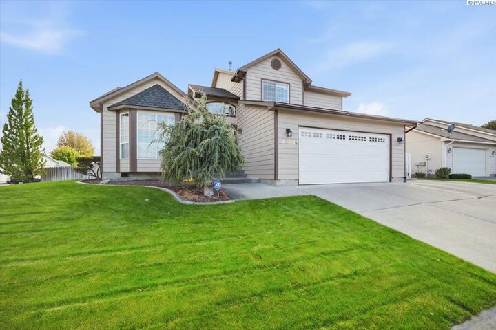Property Photo: 2422 S Arthur Ct WA 99338