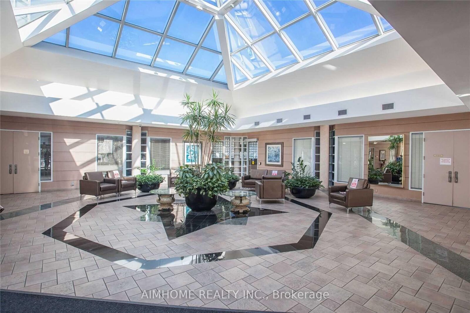 Property Photo:  5 Concorde Place 3711  ON M3C 3M8 