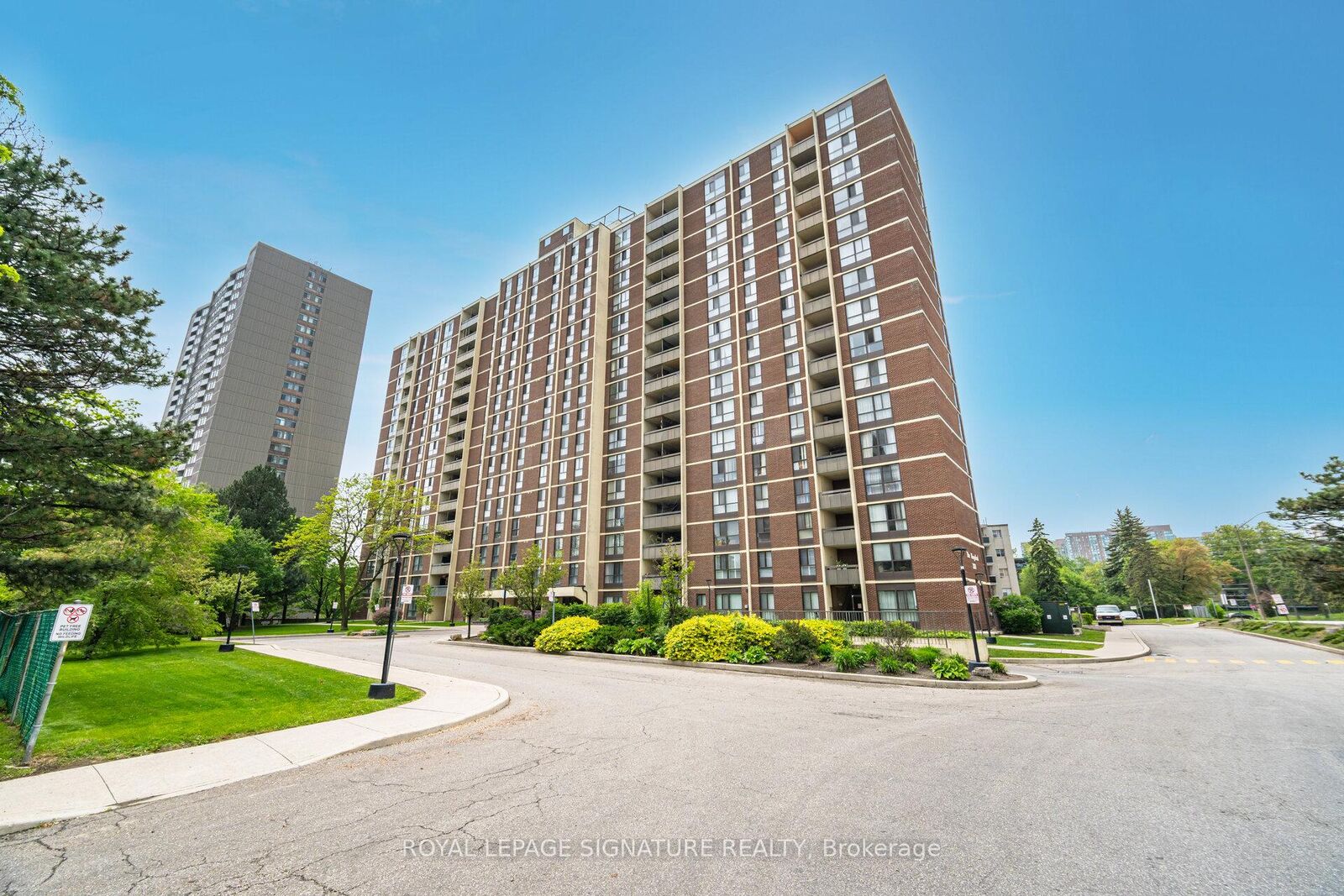 Property Photo: 3170 Kirwin Avenue 1003 ON L5A 3R1