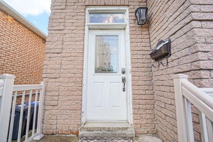 Property Photo:  195 Vodden Street E Main  ON L6V 1M9 