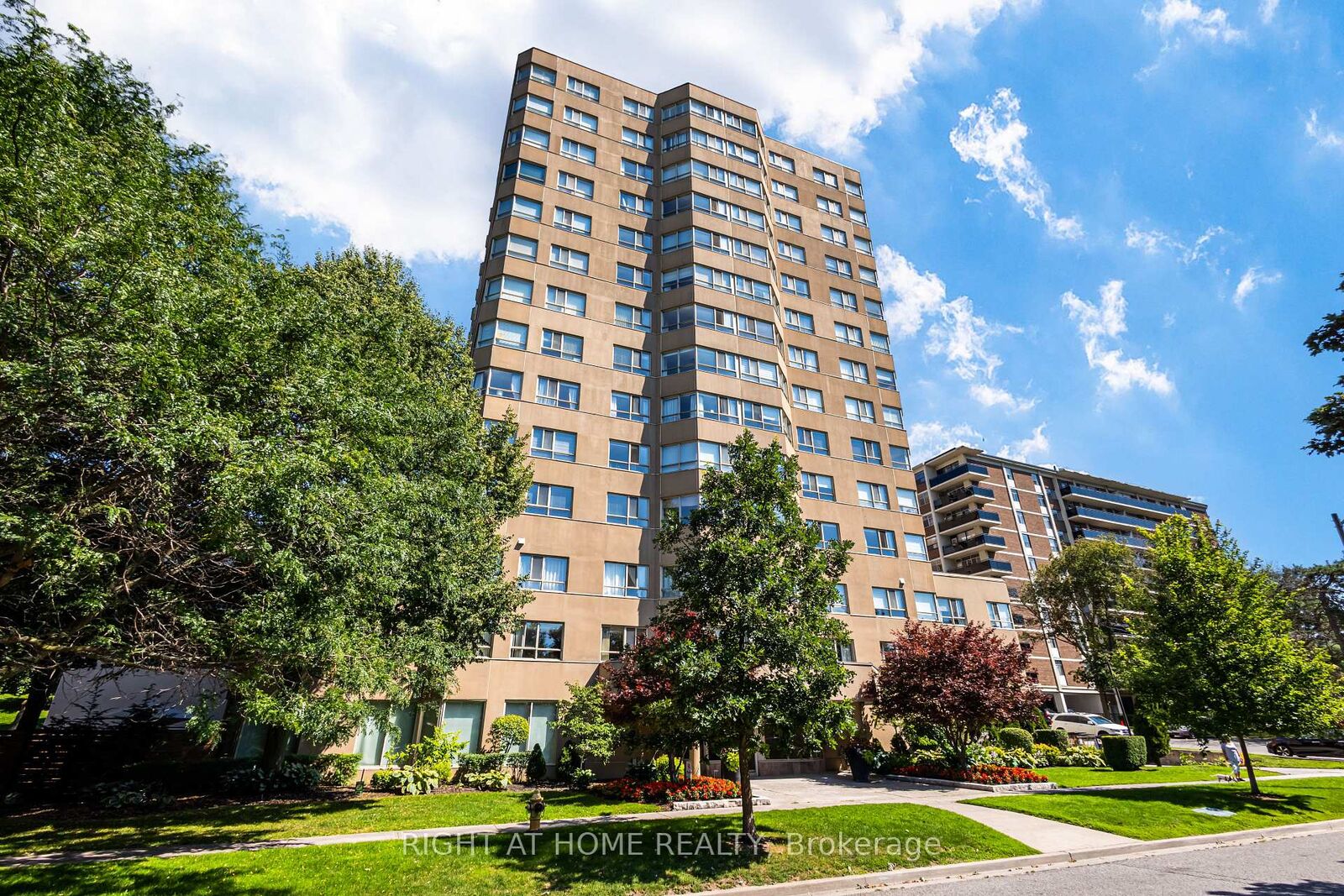 Property Photo:  4 Park Vista Drive 912  ON M4B 3M8 