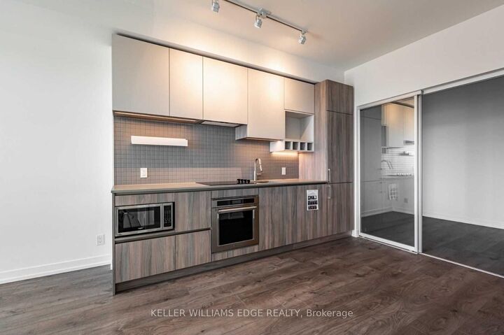 Property Photo:  950 Portage Parkway 2005  ON L4K 0J7 