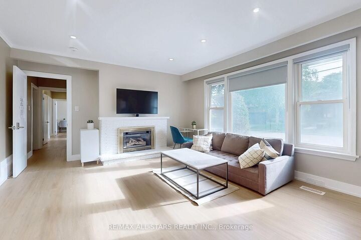 Property Photo:  105 Betty Ann Drive  ON M2N 1X1 