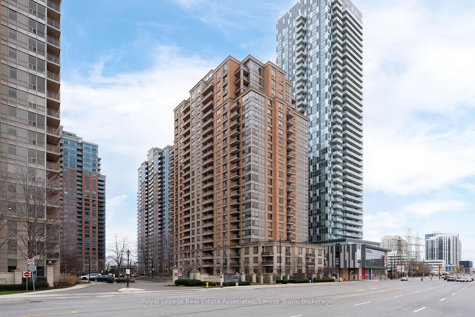 Property Photo:  5233 Dundas Street W 1019  ON M9B 6M1 