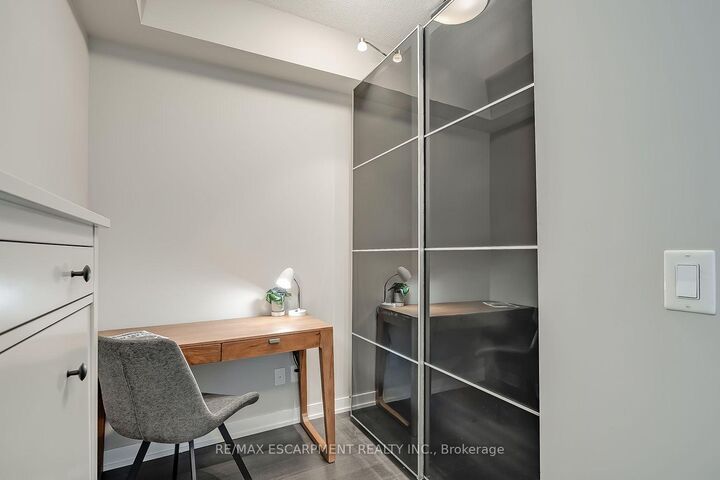 Property Photo:  5240 Dundas Street 604  ON L7L 0J6 