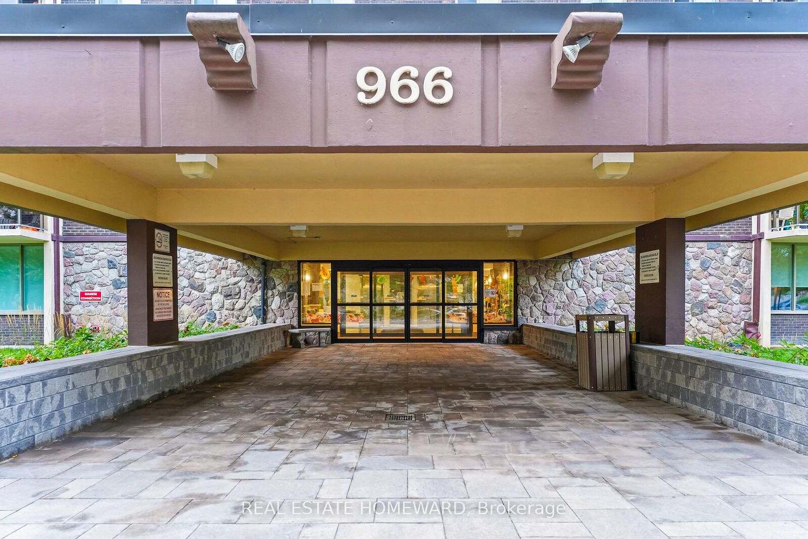 Property Photo:  966 Inverhouse Drive 1507  ON L5J 4B6 