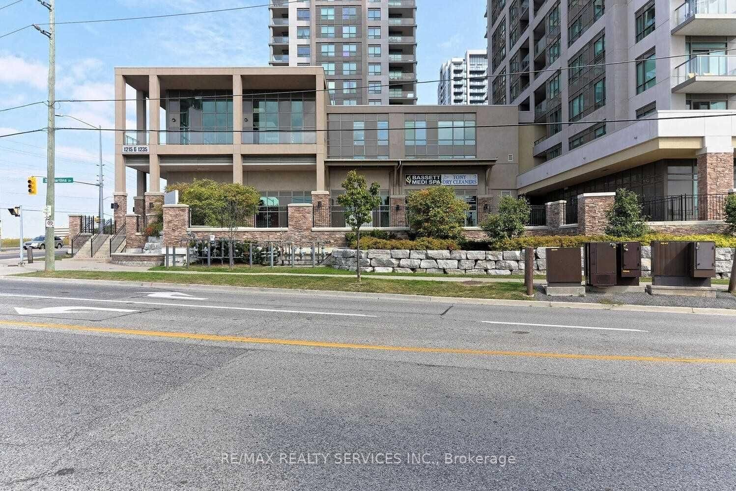Property Photo:  1215 Bayly Street Ph03  ON L1W 1L7 