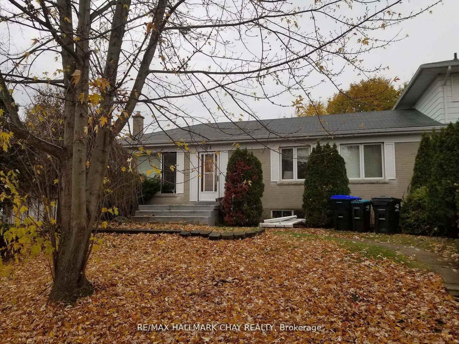 Property Photo:  18 Elm Street A  ON L9R 1M8 